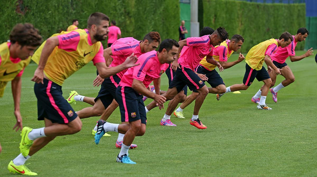 Entrenament dels blaugranes per preparar el partit contra l’Elx, amb 20 jugadors del primer equip i quatre del filial.