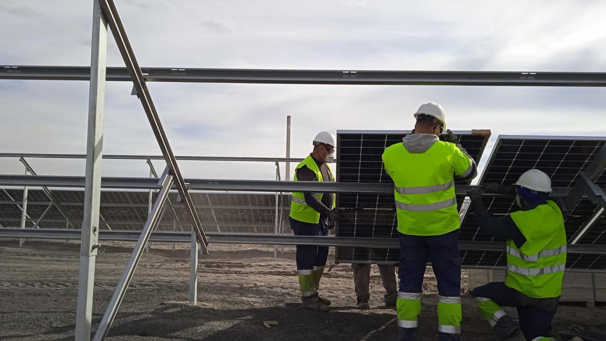 Varios operarios instalan placas fotovoltaicos en el entorno de Andorra.