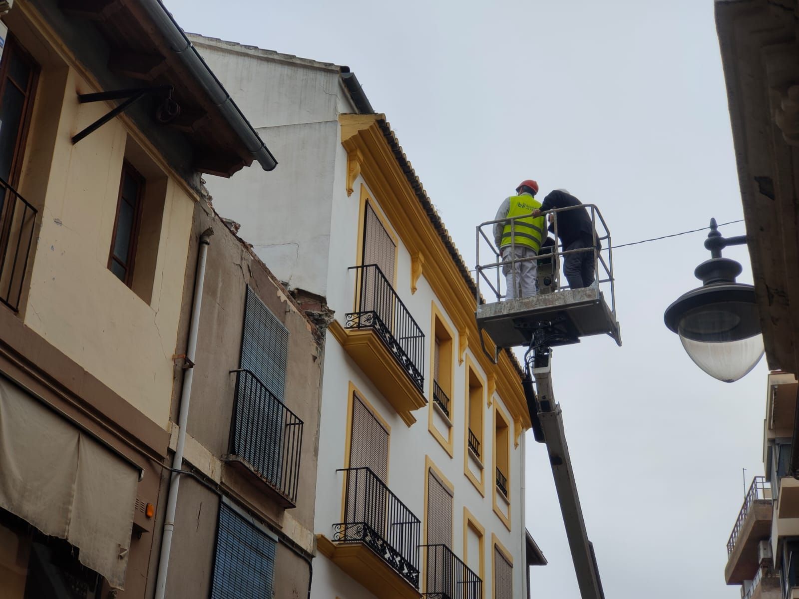 Revisan el estado del tejado de una casa abandonada en el casco antiguo de Xàtiva