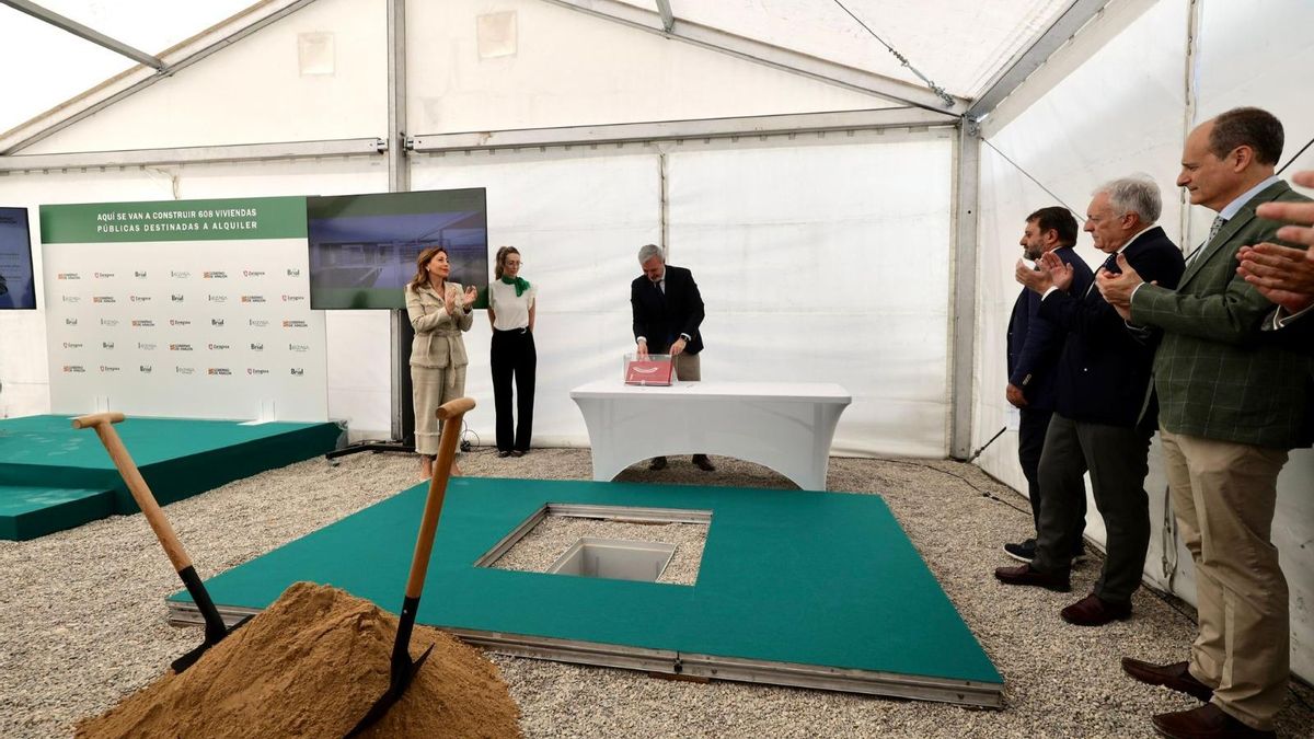 Acto de colocación de la primera piedra de una promoción de viviendas en Valdespartera, este lunes.