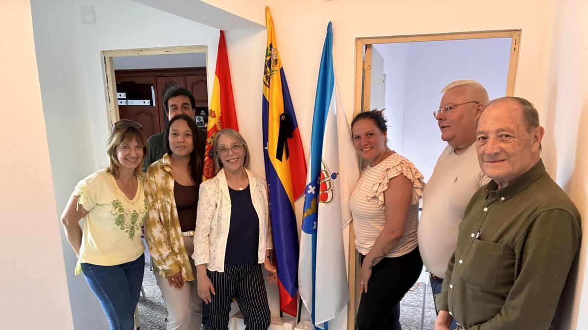Miembros de la asociación de Venezolanos del Deza en su sede de Lalín.