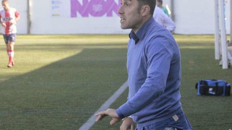 Antonio Fernández da instrucciones a sus hombres durante el partido. // Santos Álvarez