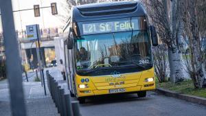 Un autobús de Moventis durante un servicio en LHospitalet de Llobregat.