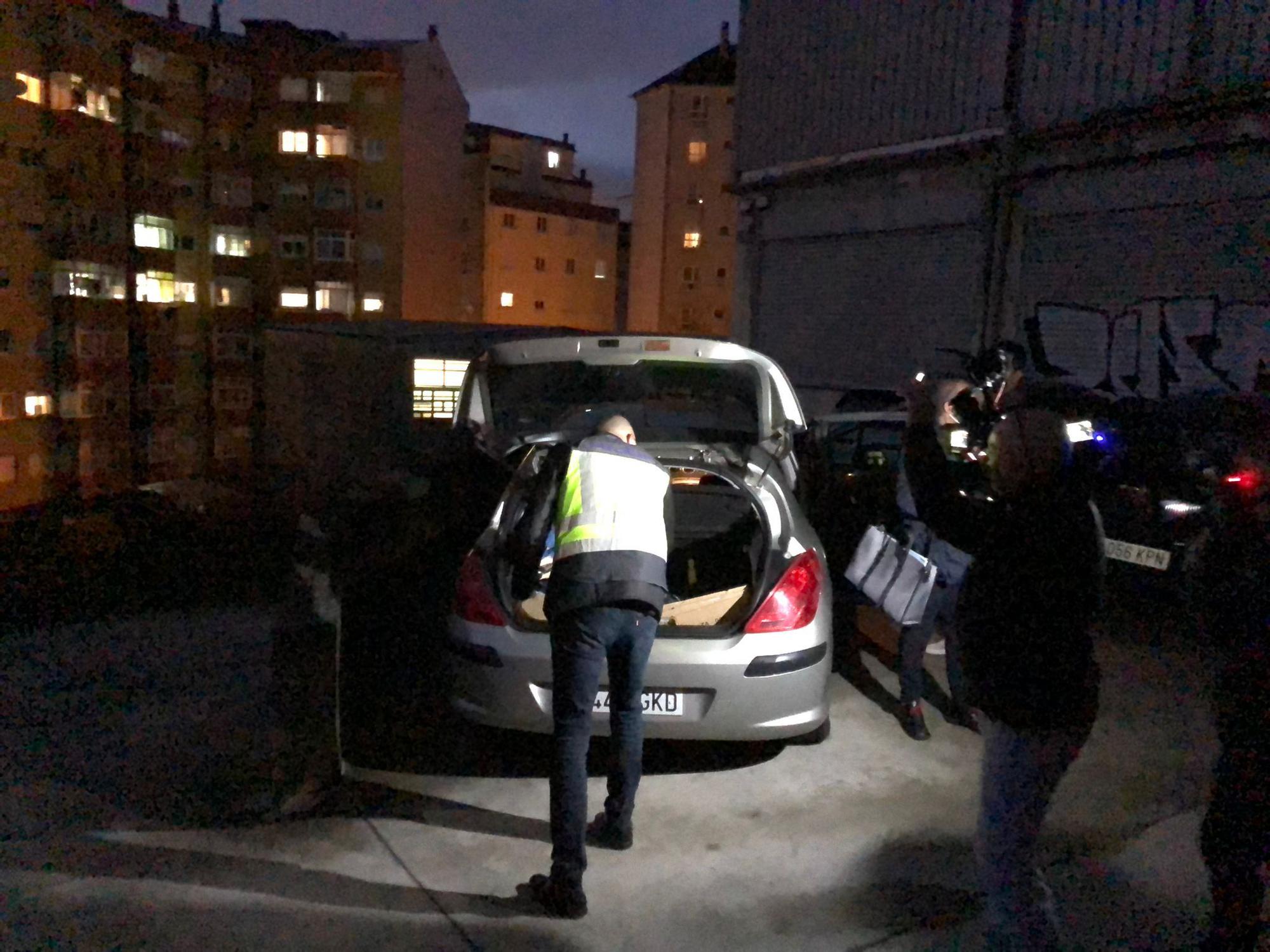 Salida de los detenidos tras el registro en la sede viguesa del Colegio de Enfermería