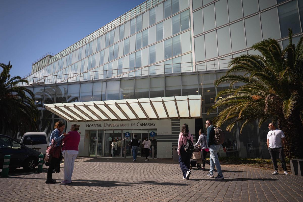 Pacientes, a las afueras del Hospital Universitario de Canarias.
