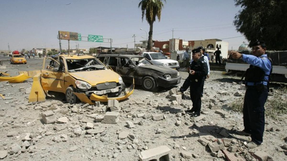 Policías iraquís investigan, en Kirkuk, el escenario de uno de los atentados ocurridos en Irak.