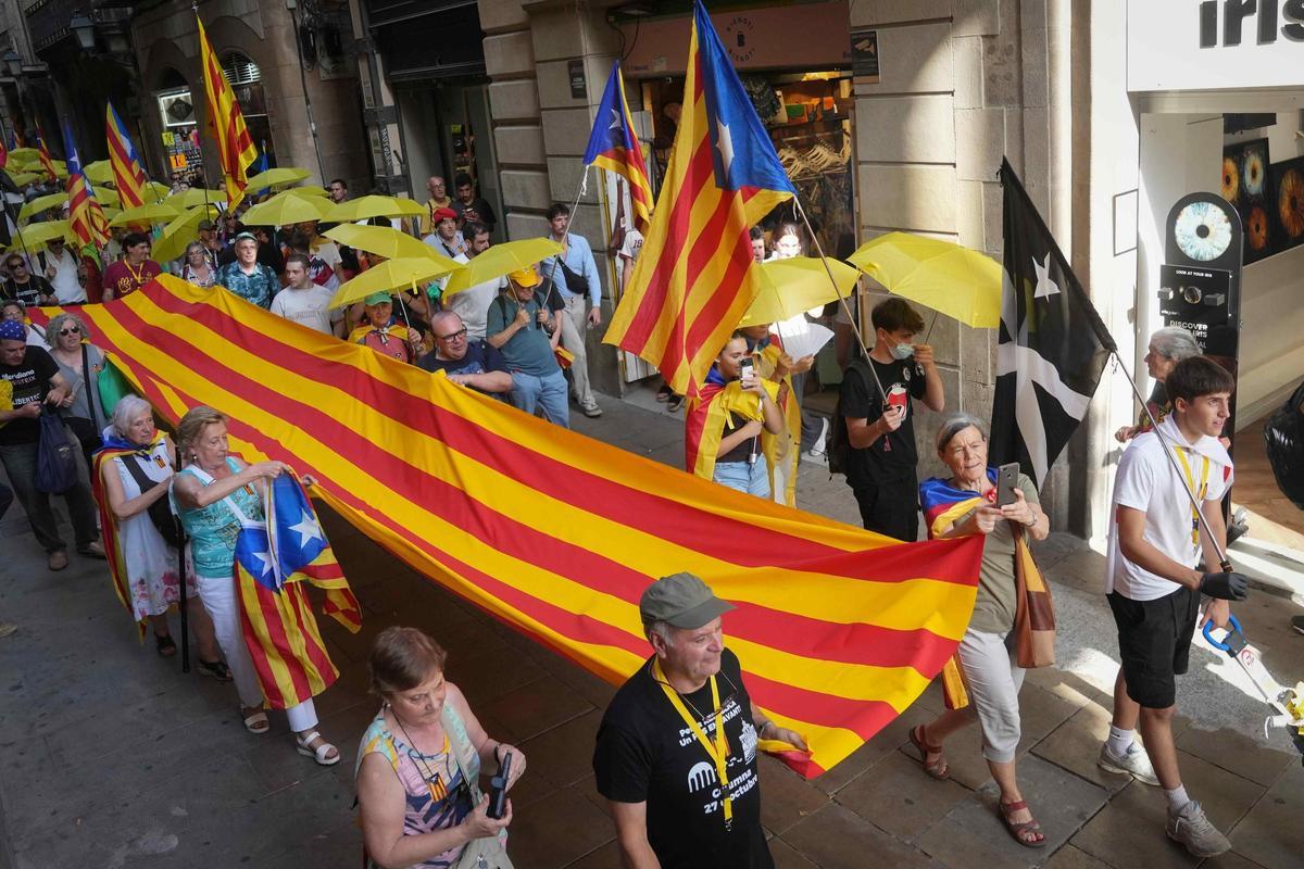 Les imatges de la protesta contra la visita de Felip VI pels premis Princesa de Girona
