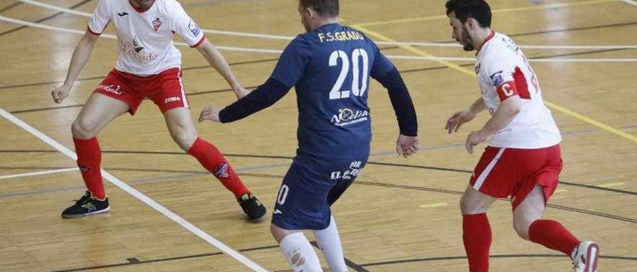 Dos jugadores del Gijón Playas marcan a un rival.