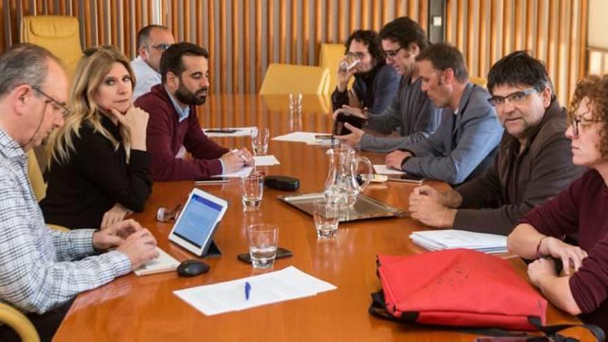 Montesinos y Pavón, ambos mirando a cámara, durante una de las reuniones que los exsocios del tripartito mantuvieron durante la jornada de ayer en Alcaldía.