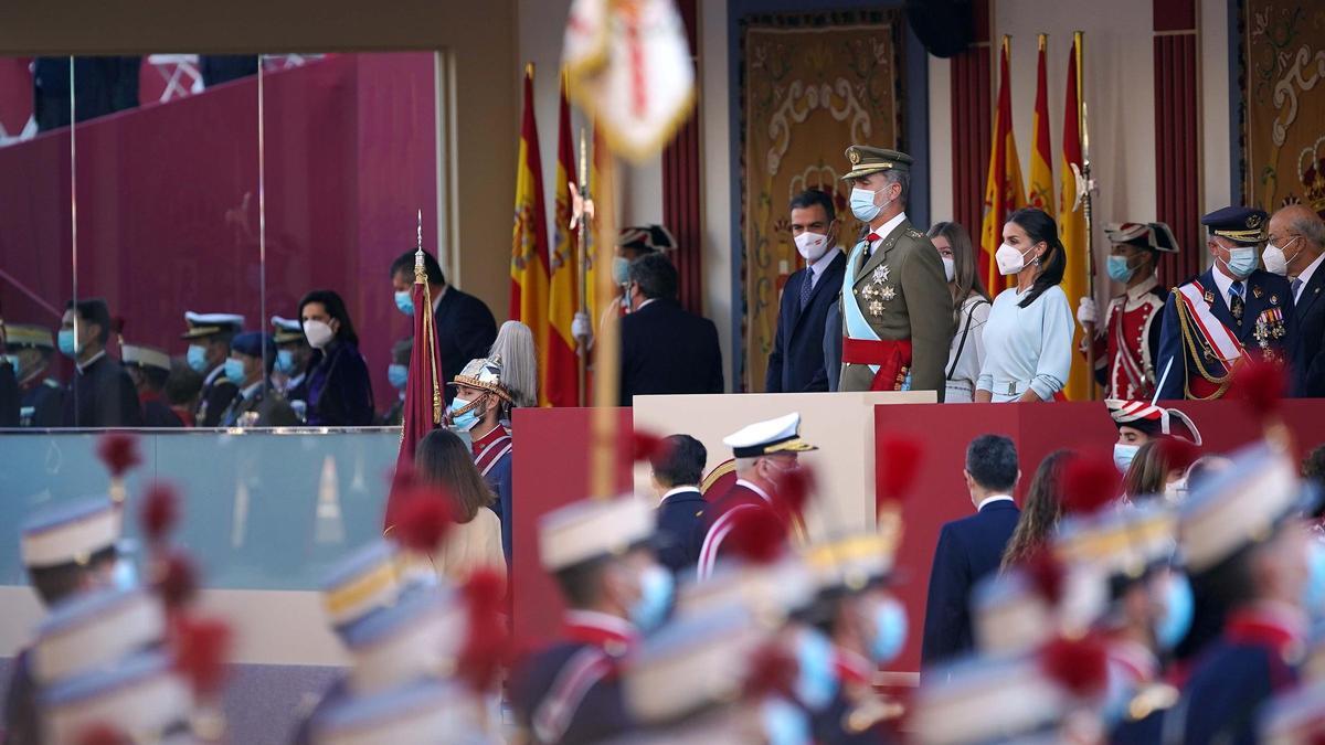 El Rey preside el desfile militar de la Fiesta Nacional