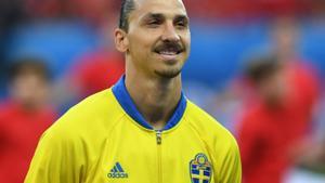 Archivo - El delantero Zlatan Ibrahimovic, antes de un partido con la selección sueca.