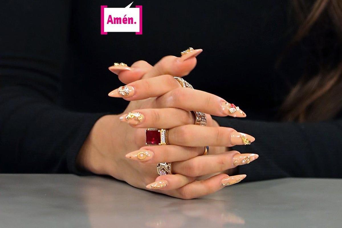 Las uñas de ella, al estilo Jenner