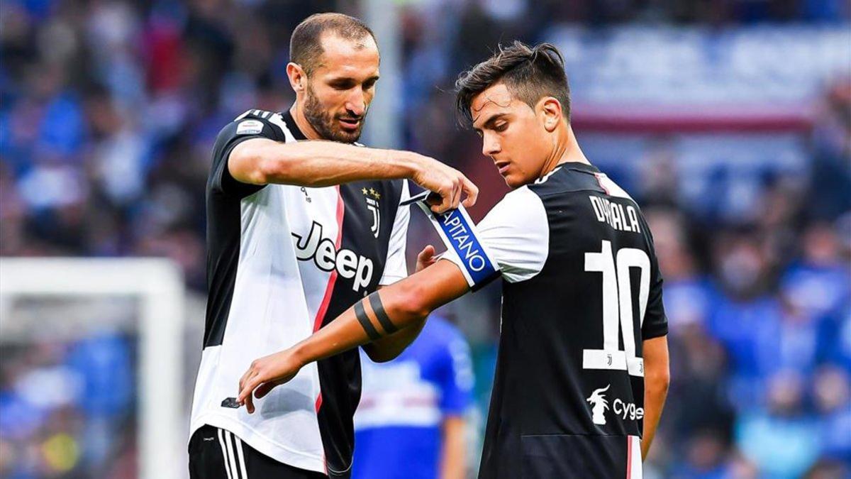 Chiellini junto a Dybala, uno de los infectados por el coronavirus