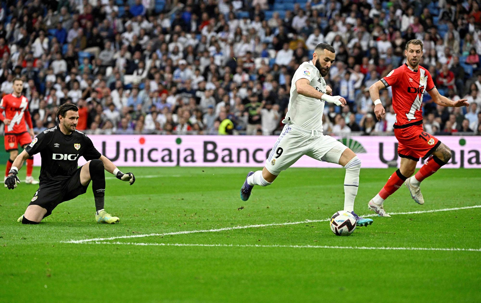 Karim Benzema se dispone a marcar el primer gol del Real Madrid