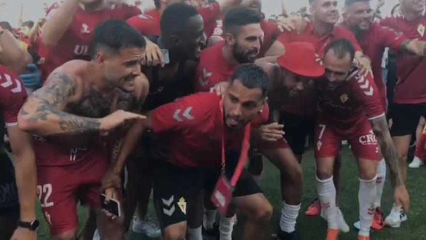 Los jugadores del Real Murcia celebran el ascenso