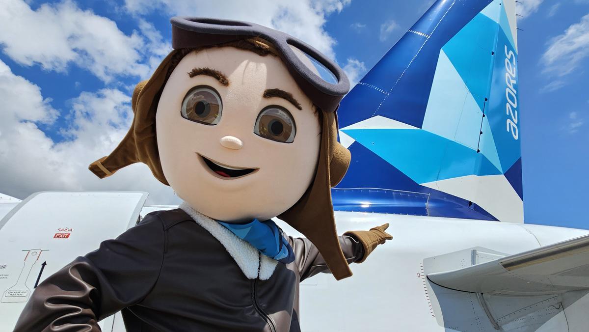 La mascota infantil Satinhas frente a un avión de Azores Airlines