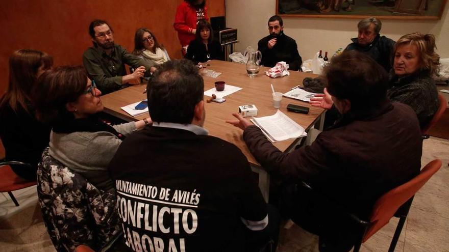 Emilio León, a la izquierda, con los representantes municipales, ayer, en el salón de plenos.