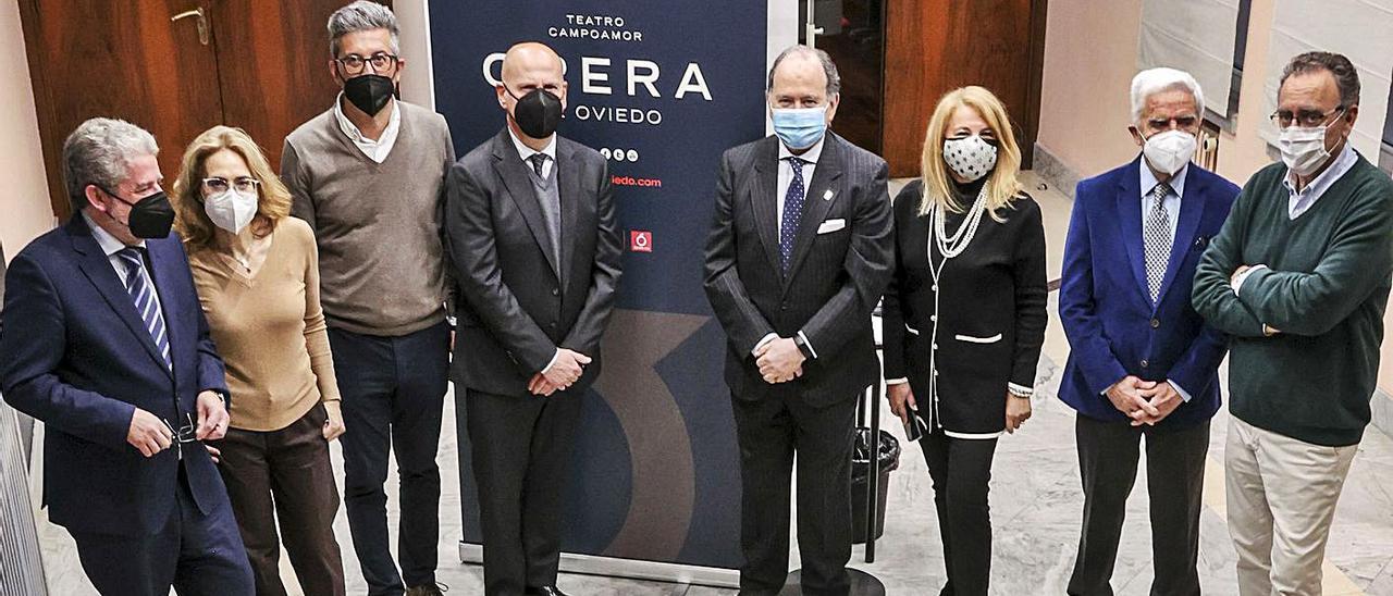 El patronato de la Ópera de Oviedo, ayer, en la sede de la Cámara de Comercio, donde se celebró la asamblea. Por la izquierda: Eladio Javier Rico (vocal), María Encina Cortizo (vocal), Pablo Ros (secretario), Celestino Varela (director artístico), Juan Carlos Rodríguez-Ovejero (presidente), Carmen García-Trelles (vocal), Javier Calzadilla (tesorero) y Juan García-Conde (vicepresidente).