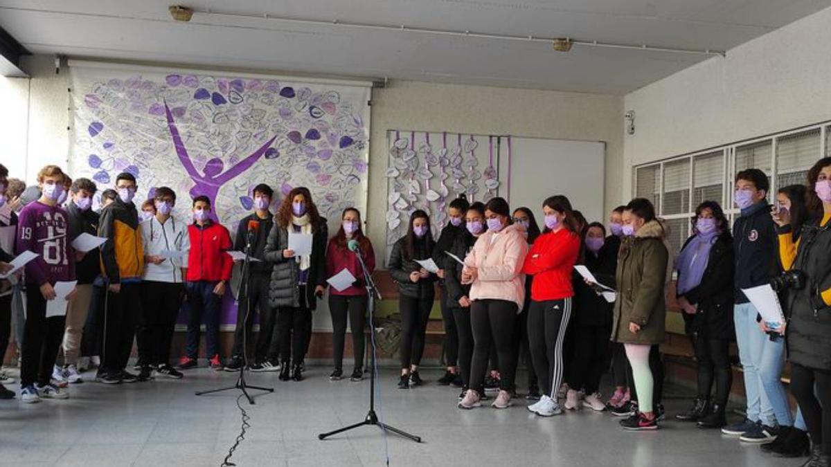 Lectura de poemas en el IES Vicente Núñez, de Aguilar.