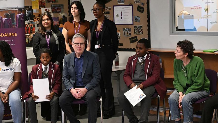El primer ministre britànic, Keir Starmer, i l’actiu Olivia Coleman (dreta) amb alumnes de l’escola Maria Magdalena, ahir a Londres.  | EDDIE MULHOLLAND / AFP