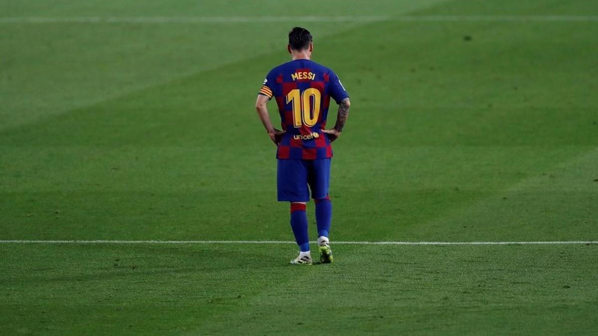 Leo Messi, cabizbajo, anoche, en el Camp Nou.