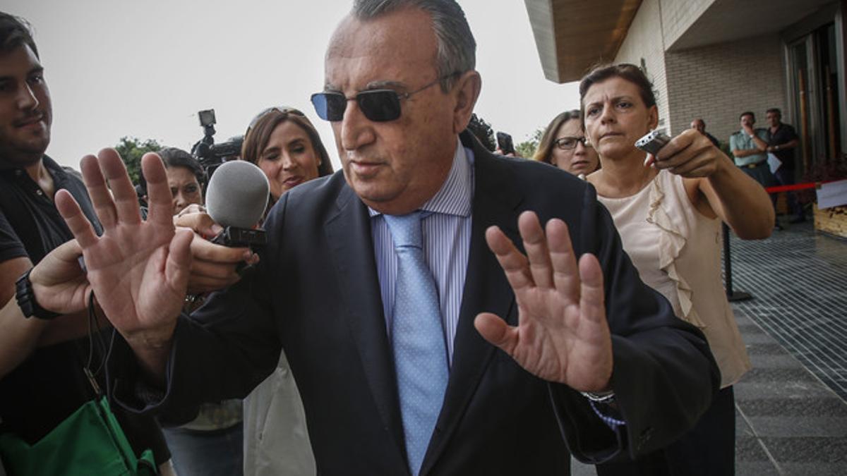 El expresidente de la Diputación de Castellón, Carlos Fabra, el 3 de septiembre a su llegada a los juzgados.