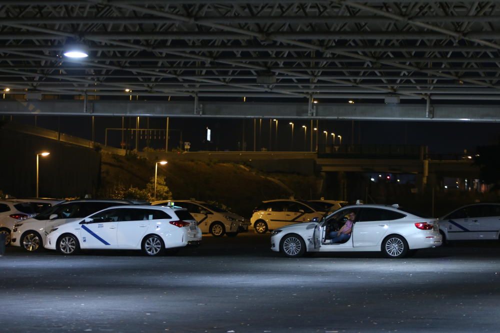 Los taxistas se han concentrado en el aeropuerto.