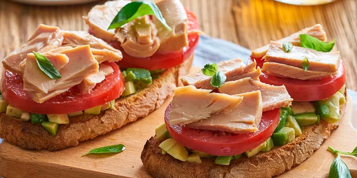 Tosta de tomate, aguacate y bonito del norte Ortiz