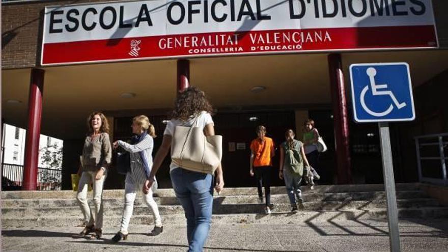 Imagen del acceso principal de la Escuela de Idiomas de Alcoy en su sede definitiva, el antiguo colegio Miguel Hernández.