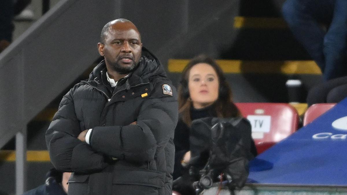 Patrick Vieira, preocupado en la zona técnica