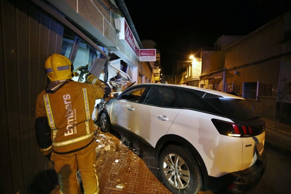 Dos coches se vieron implicados en un aparatoso accidente en la confluencia de las calles San Pascual con Hermanos Bazán en Torrevieja