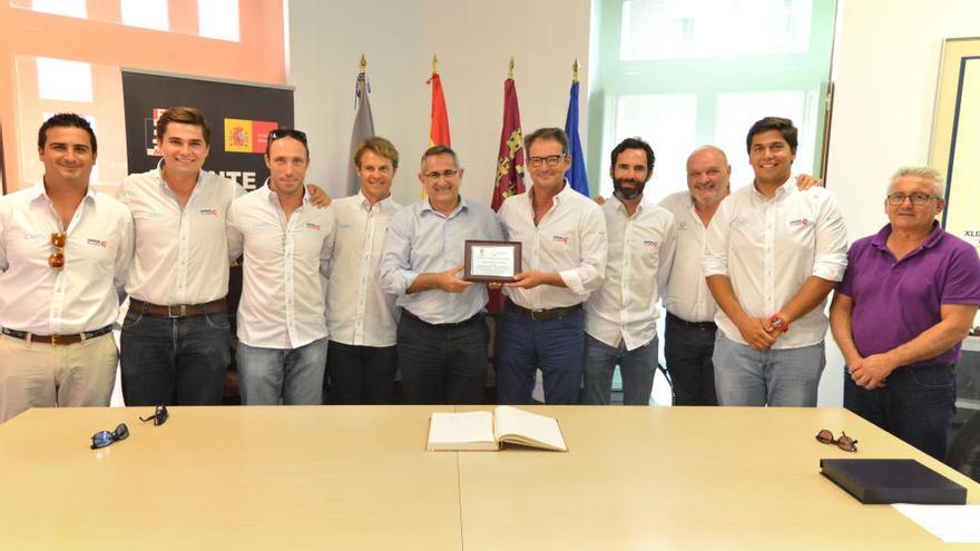 El alcalde entrega la placa a José María Meseguer, patrón del barco.