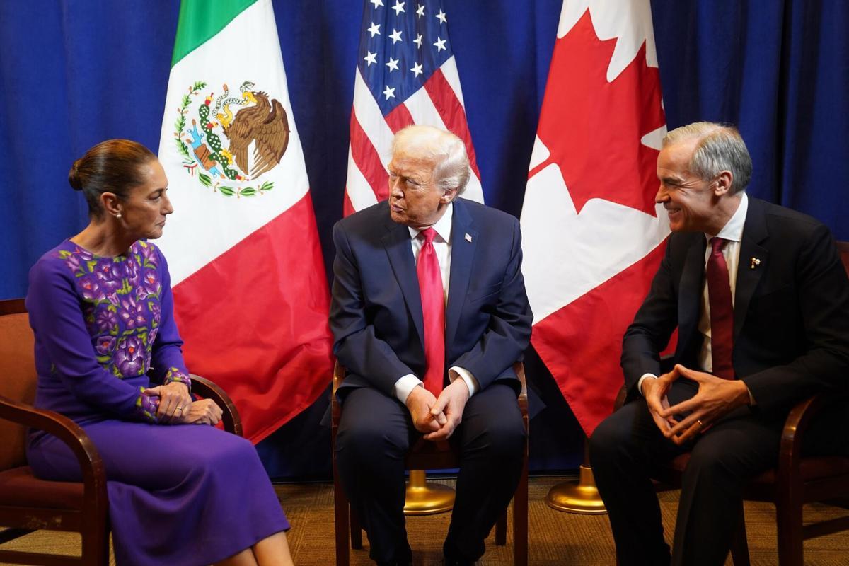 La presidenta de México, Claudia Sheinbaum, junto con su homólogo estadounidense, Donald Trump, y el primer ministro canadiense, Mark Carney, el pasado 5 de diciembre, durante el sorteo del Mundial.