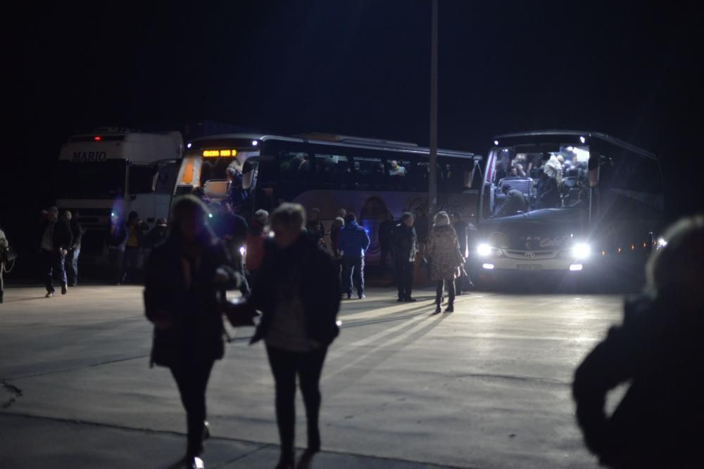 Los trabajadores de Alcoa de Asturias parten hacia Madrid a una manifestación contra el cierre de la fábrica