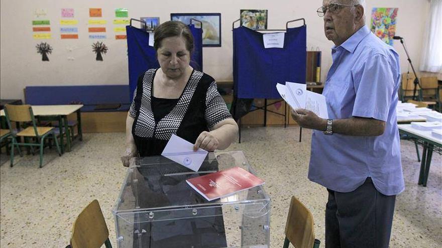 Abren los colegios electorales en Grecia para los segundos comicios anticipados