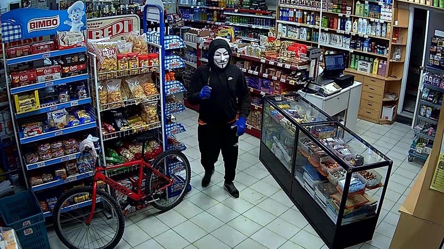 Entra a robar con una máscara de Anonymous y acuchilla al dueño de un supermercado en Murcia