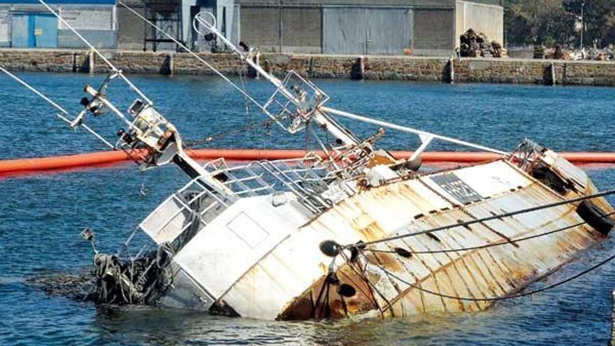 La llegada de los submarinistas de Servisub Galicia generó gran expectación entre los vilagarcianos.