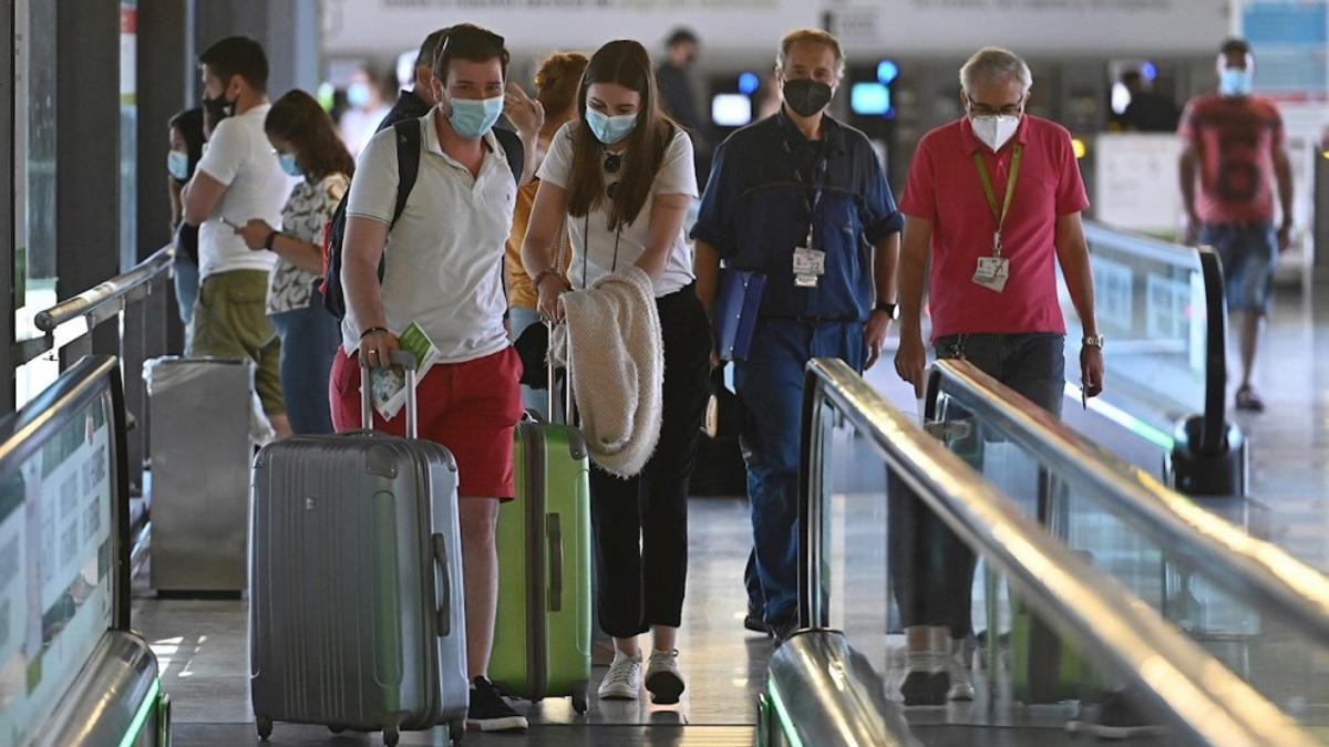 Turistas en un aeropuerto durante la pandemia.