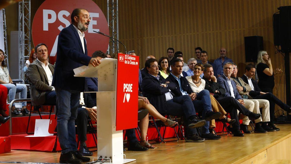 Javier Lambán, con Pedro Sánchez y los barones detrás, se dirige al socialismo tras el Congreso Federal de Zaragoza.