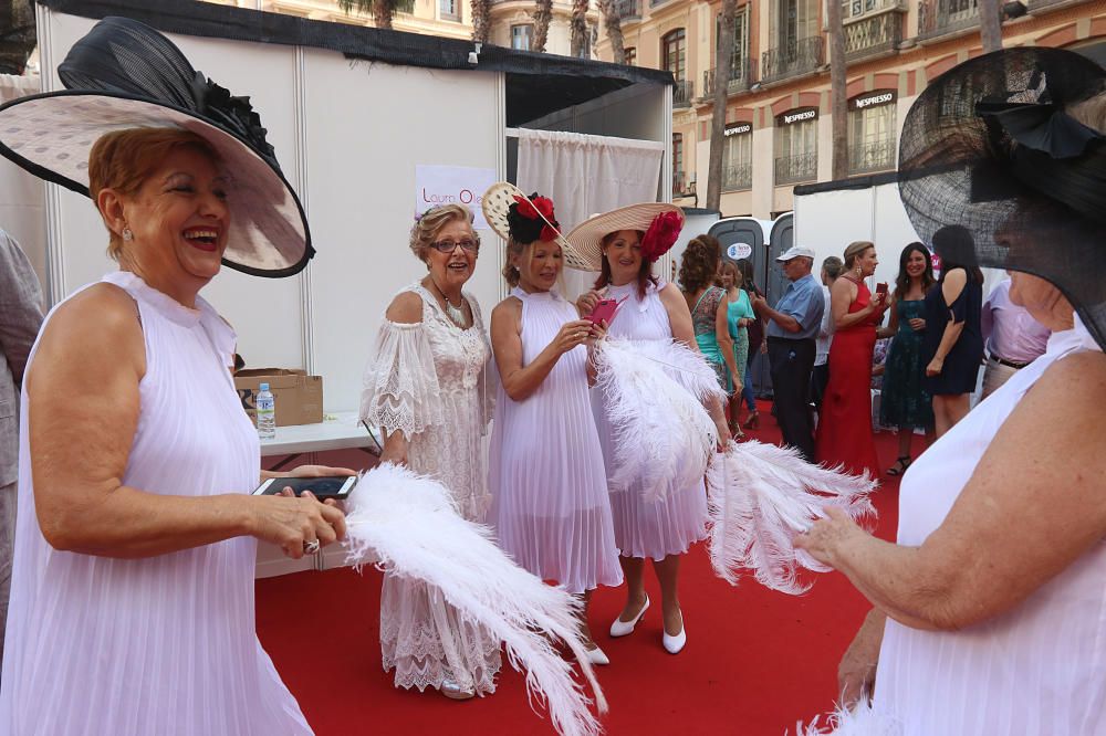 La Pasarela de Moda de la Semana del Mayor ha tenido como protagonistas a 132 modelos de entre 55 y 80 años, que han desfilado en la plaza de La Constitución.