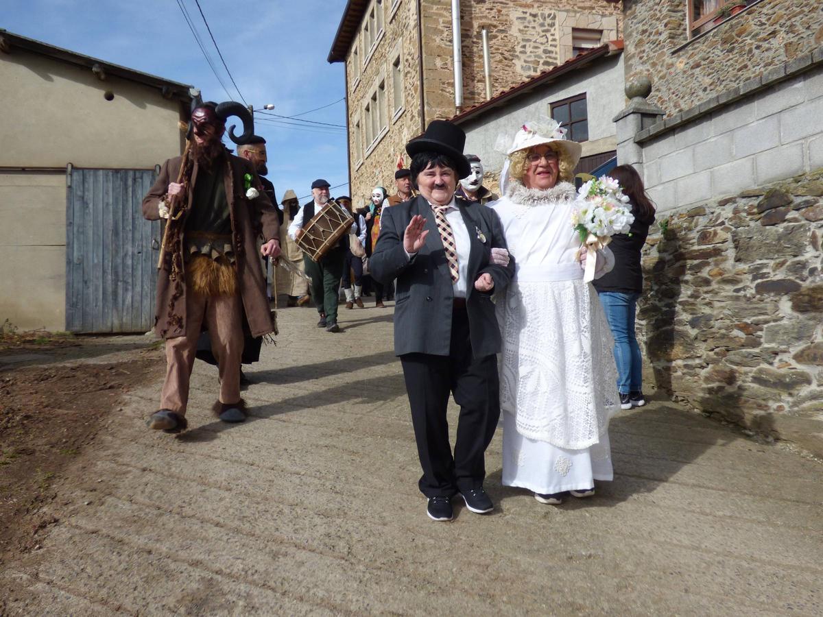 Desfile de los guilandeiros por las calles de Obona, en 2025.