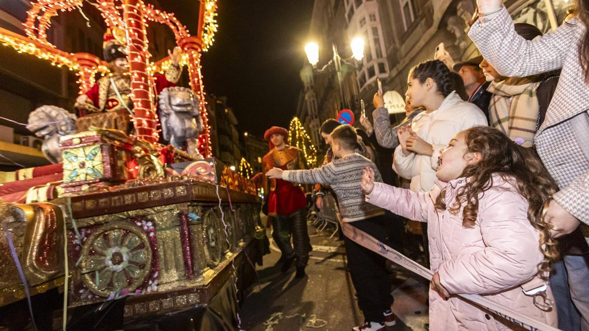 El Rey Gaspar, en su carroza el año pasado en Oviedo.