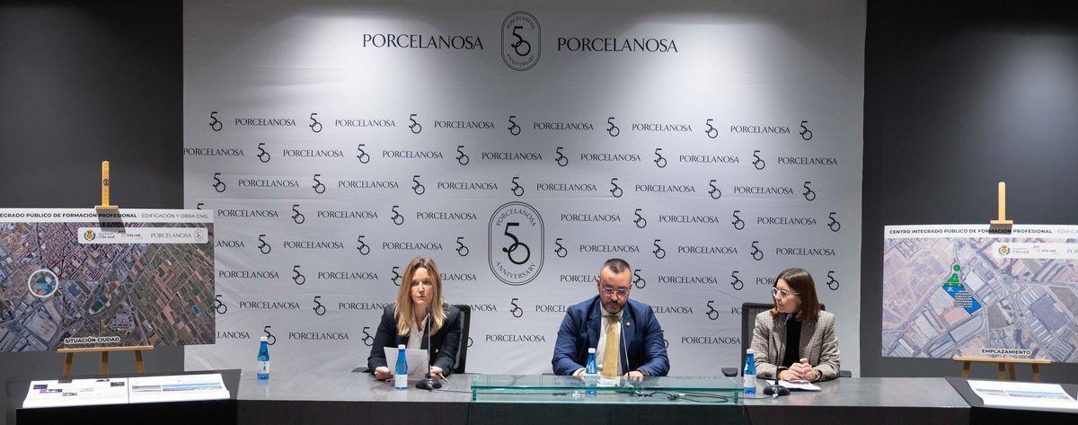 Imagen de la rueda de prensa en la que se han presentado las actividades del 50º aniversario de Porcelanosa, así como la donación del solar para el centro de FP.