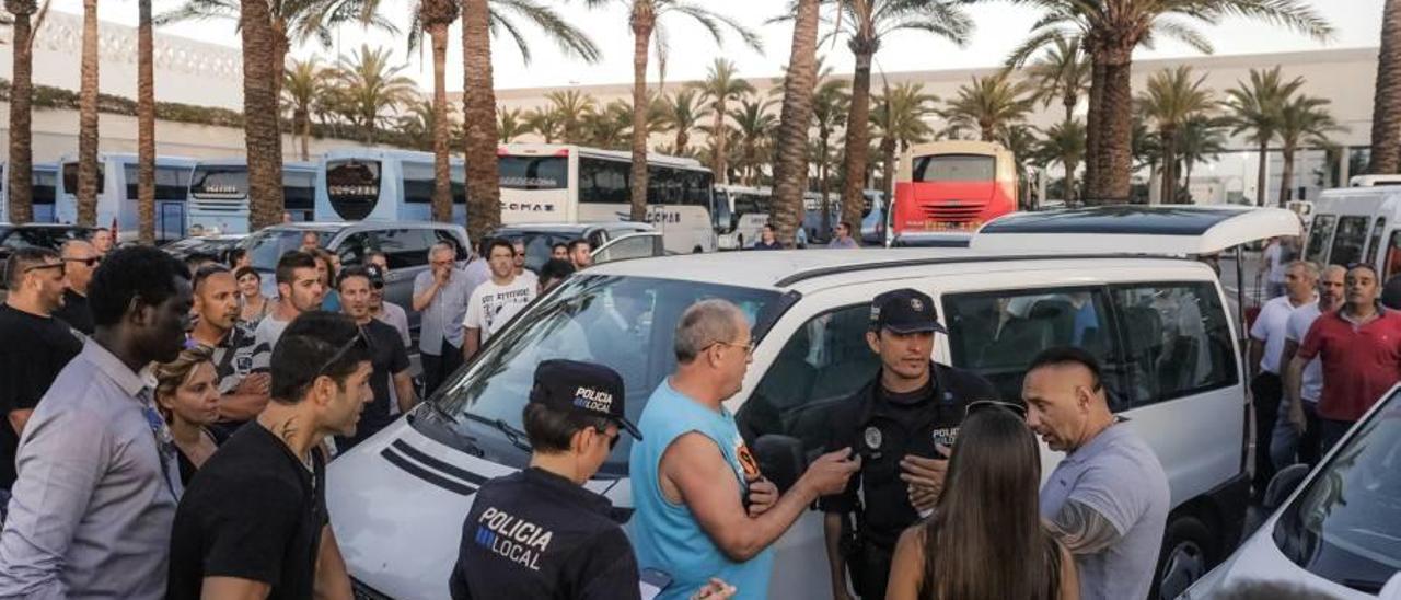 Taxistas y sindicatos avisan  de la inminente invasión de coches pirata en Son Sant Joan