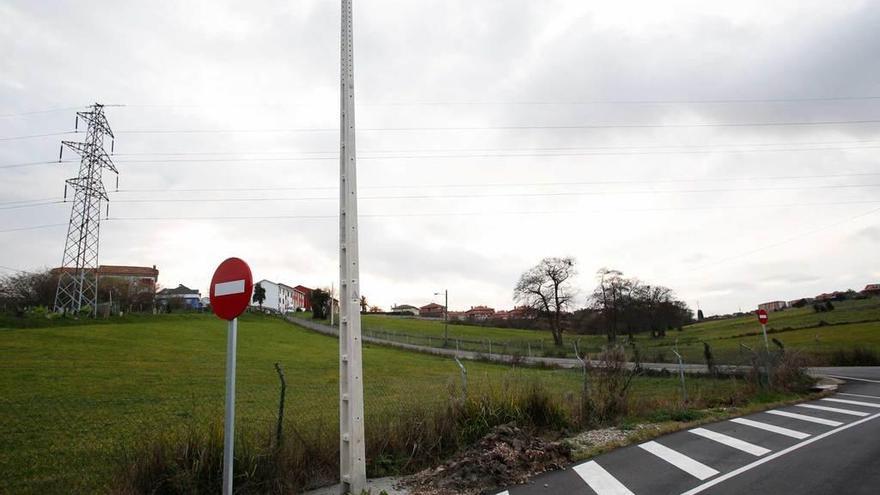 Los nuevos postes de luz en el entorno del embalse.