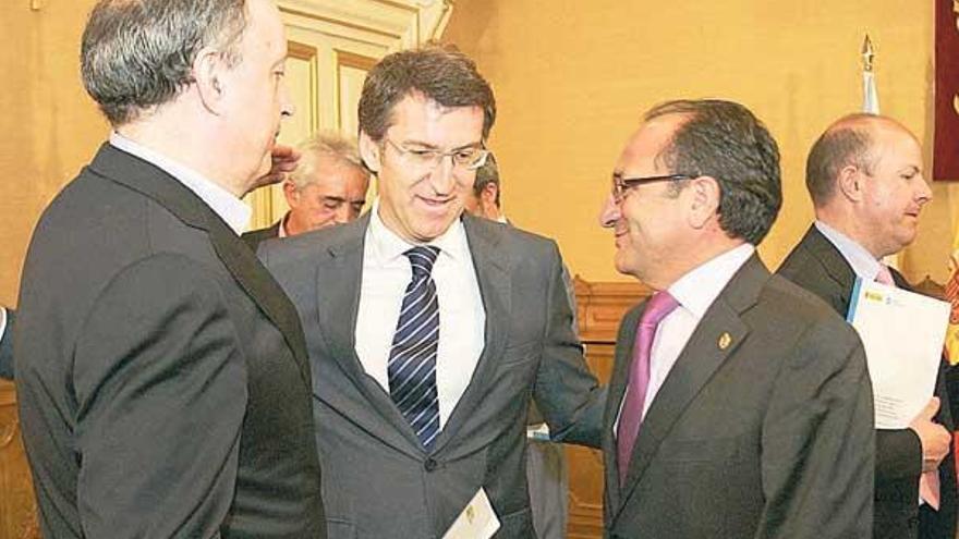 De izda a derecha: Antón Louro, Feijóo y el alcalde de Cangas J. Enrique Sotelo. Abajo. obras en el casco histórico.  // X. Alvarez