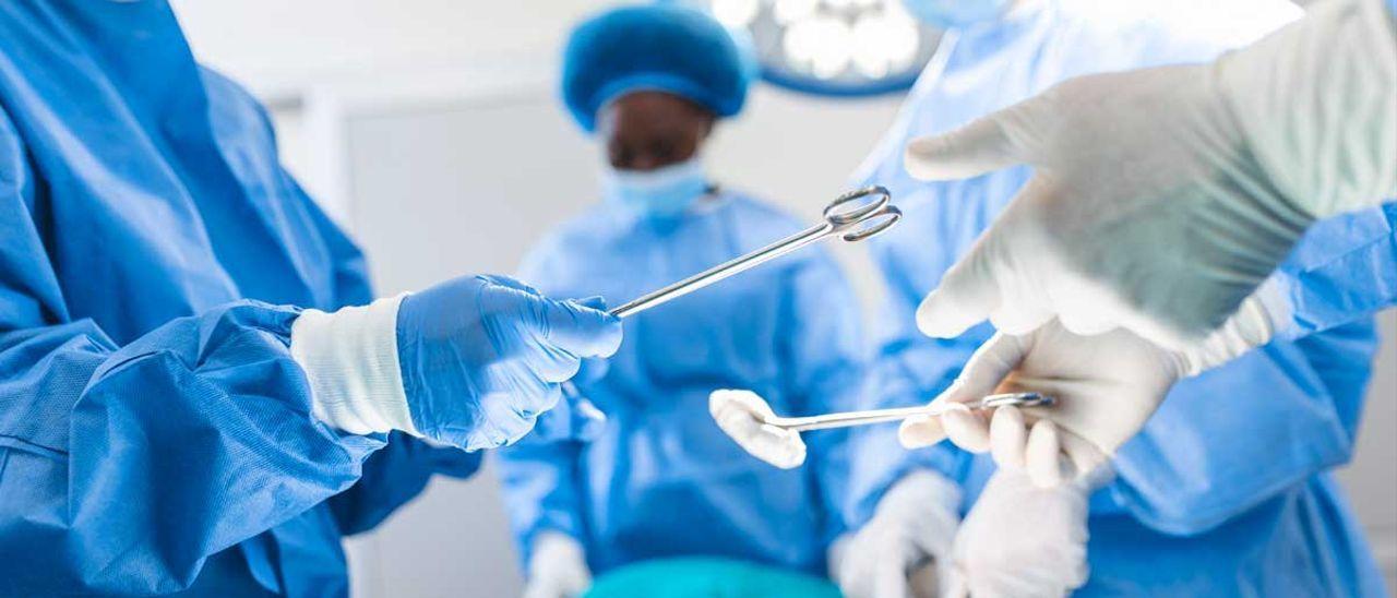 Dos cirujanos operan en un quirófano. | SHUTTERSTOCK