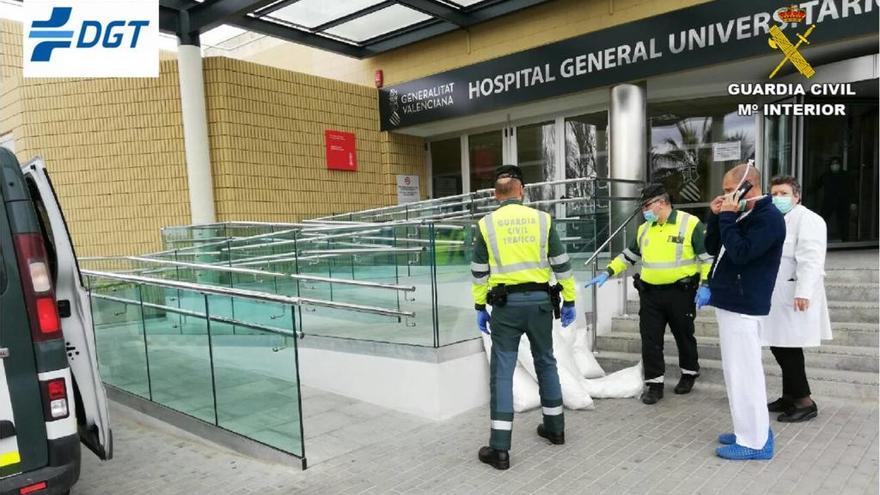 Agentes de la Guardia Civil de Tráfico de Villena entregan material en el Hospital de Elda.