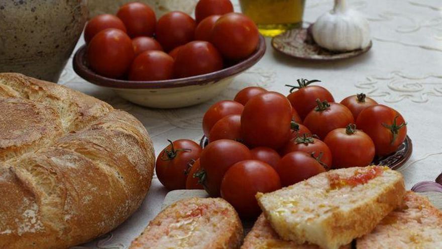 La tomata de penjar, la reina de la cocina en 16 restaurantes de Alcalà