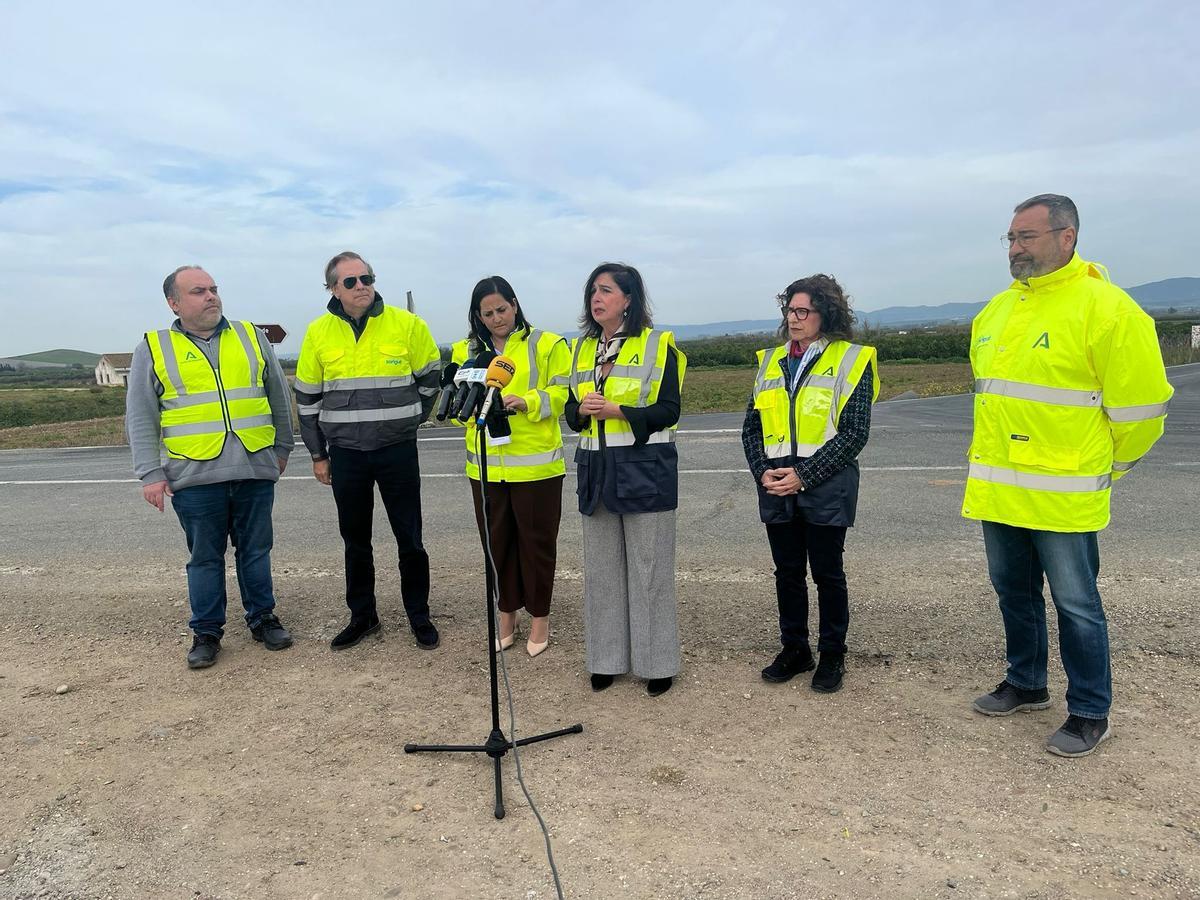La alcaldesa de Palma del Río, durante la comparecencia junto a la delegada de Fomento en la carretera A-3150.